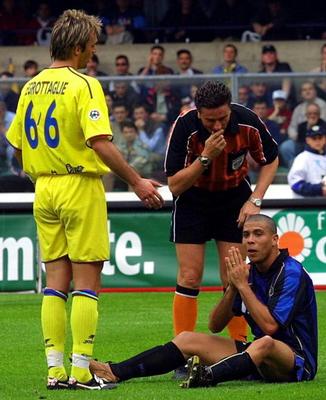 Tutti ricordano il 5 maggio, 5 maggio che non sarebbe mai esistito senza questo essere qua condannato a 1 anno di reclusione per associazione a delinquere finalizzata alla frode sportiva (con condanna confermata dall Cassazione)