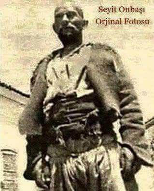 Dede38__'s tweet photo. Köyünde onu herkes öldü bilmektedir.
Çanakkale’den Havran’daki köyüne kadar 145 kilometreyi 13 günde yayan yürür.
Geldiğinde evine giremez. Çünkü 9 yılda belki karısı, yeniden evlenmiş olabilir. Akşamdan geldiği evini sabaha kadar göz hapsine alır. Sabah koyunları çıkarmak için gelen bir akrabası ile karşılaşır.
“-Sen kimsin?
-Ben Seyidim.
-Biz seni öldü biliyoruz.
-İşte sağ döndüm. Benim hanım evli mi?
-Hayır evli değil. Bir çocuğun var içeride, çocuğu korkutursun. Bağırarak git, haberi olsun.”
Kapıdan eşinin ismini seslenir. 8 yaşında bir kız çocuğu kapıya gelir. “Anne” diyor, “kapıda sakallı biri var korktum.” Annesi geliyor kapıya bakıyor ki, adamı. “Korkma kızım o senin baban.”
Ve 9 yıl sonra kızıyla böyle tanışıyor.
O kız, sonradan nine olduğunda torunlarına, “Baba deyip de bir müddet kucağına oturamazdım” der.
***
Kocaseyit namı, Seyit Ali Çabuk tam adı.
Çanakkale’de 276 kiloluk top mermisini tek başına sırtlayıp İngiliz zırhlısını vuran kahraman.
1889'da Balıkesir'in Havran ilçesine bağlı bir orman köyü olan Manastır köyünde doğan Seyit Ali, Yörük çocuğudur.
Mavi gözlü ve ufak tefektir.
Gariban Anadolu köylüsü.
Keçi güder arada kaçak odun kömürü yapar satar.
1909’da askere gider.
1912’de Balkan Savaşı’na katılır.
1914’te Birinci Dünya Savaşı başlayınca Çanakkale cephesinde topçu eri olarak bulundu.
18 Mart1915'te Müttefik donanması Çanakkale Boğazı'nı geçmek için saldırıya geçti. Bu sırada Seyit Ali, Rumeli Mecidiye Tabyası'nda görevlidir.
(Savaşın en kritik anlarından birinde Queen Elizabeth zırhlısından atılan bir top mermisi Mecidiye Tabyası'na isabet eder. Mecidiye Tabyası'nın pozisyonu çok kritiktir. Boğazdan geçen düşman savaş gemilerini vurmak üzere oradadır. Ve hedef alınan tabyada geriye sadece iki er ve tabya komutanı kalmıştır. Bu erlerden bir tanesi Seyit Ali Çabuk'tur.
Seyit, 276 kiloluk bir mermiyi, mataforası yani vinci bozuk olan topçu bataryasına tek başına sırtlayarak yerleştirmeyi başarır.
Ve Ocean gemisini dümen sisteminden vurmayı başarır. Ocean daha sonra sürüklenir ve Nusrat’ın döşediği mayınlardan birine çarparak batar.
Bu başarısından ötürü onbaşı rütbesine yükseltilmiş bir de ödül olarak çift tayın verilmiş.
O da bir hafta sonra kursağından geçmeyince istememiş.
Seyit Ali, 1909'da gittiği askerden, 1918'de onbaşı olarak döner.
1915’teki zaferden sonra 3 yıl daha Çanakkale’de askerliğe devam eder.
1918’de terhis olur.
BİR TEK ATATÜRK HATIRLAR
Kocaseyit, harpten döndükten sonra burada köyünde kimseye savaş ile ilgili bir şey anlatmaz. 9 yılda yaşadıklarını kendine saklar. Kolay değil, yaşanan olaylar, büyük travmalar yaratmıştır muhtemelen. 1929’da Gazi Mustafa Kemal Atatürk, bir açılış için Havran'a gelir. Açılıştan sonra Havran Nahiye Müdürü’ne der ki, “Burada bir Seyit Onbaşı olacaktı onu görmem lazım.”
Ancak Havran Nahiye Müdürü, Seyit Onbaşı’nın hangi köyde olduğunu bilmez. “Buluruz tabii Paşam” deyip, Edremit askerlik şubesinden Seyit’i sordurur. Manastır köyünde bulunur. Şubeden 2 jandarma görevlendirilip salınır. Sabah çıkan jandarmalar akşamüstü köye gelir. Kocaseyit, dağa kömüre gitmiştir. Jandarmalar evinin önünde akşama dek bekler. Akşam geç saatte evine gelen Seyit, jandarmayı görünce, kaçak kömür için geldiklerini sanır. Ama bozuntuya vermez. Askerlere “suçum ne ki” diye sorar. “Hayır, suçun yok biz seni bekliyoruz. Seni Paşa çağırıyor.” Seyit, sevinir.
Gece yarısı vardıklarında nahiye müdürü, Seyit’i perişan vaziyette görünce, önce onu bir güzel yıkatır, berberde saç sakal traşı yaptırır. Sabah da elbisesini verir. Atatürk’ün yanına çıktığında, biraz sohbetten sonra Paşa ‘ne istersen, iste sen büyük kahramanlık yaptın’ der.
Maaş bağlatılmasını teklif eder. Seyit Ali, “Hayır paşam" demiş, "biz görevimizi yaptık maaş için değil” der. Tek bir isteği olur Atatürk’ten, “Ben dağda kaçak odunla kömür imal ediyorum. Havran ve Edremit'te gece kaçak satıyorum. Senin emrinle o dağdaki ormancılar baltamı almasa. Rahat çalışsam, maaş da istemem”
Atatürk, nahiye müdürüne talimat verir, Seyit’e dokunulmasın diye.
Ancak iki yıl sonra yeni gelen nahiye müdürü bu emri uygulamaz, Seyit’e pek rahat verilmez.
Seyit Ali Onbaşı, bir süre daha dağda odun kömürü yapar.
Yaşlanmaya başlayınca zorlanır, Havran’da bir fabrikada hamallığa başlar.
Seyit Ali Çabuk, 1939'da 50 yaşındayken, zatürreye yakalanır ve yaşamını yitirir.
Köyündeki mezara gömülür.
Kocaseyit'in köyü, hala yoksul...
Yüze yakın torununun yaşadığı Kocaseyit Köyü (köyün adı sonradan Çamlık, 1990’da da Kocaseyit olmuştur), büyük oranda elektriksiz ve susuz.
TSK bir dönem köye de sahip çıkmış, Kocaseyit Anıtı da yaptırmış ama Ergenekon, Balyoz darbeleri sonrası onun da eli çekilmiş.
Güneydoğu’dakilerden farksız köylü topraksız, koyun keçi güdüyor, ovaya yevmiyeye gidiyor.
Aynı dedeleri Kocaseyit gibi.
Kocaseyit’in öyküsü, bir yerde Türkiye’nin tüm kahramanlarının öyküsüdür.
Alıntı.