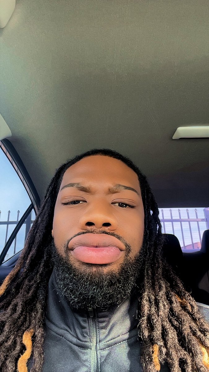 MAJORLippss tweet media