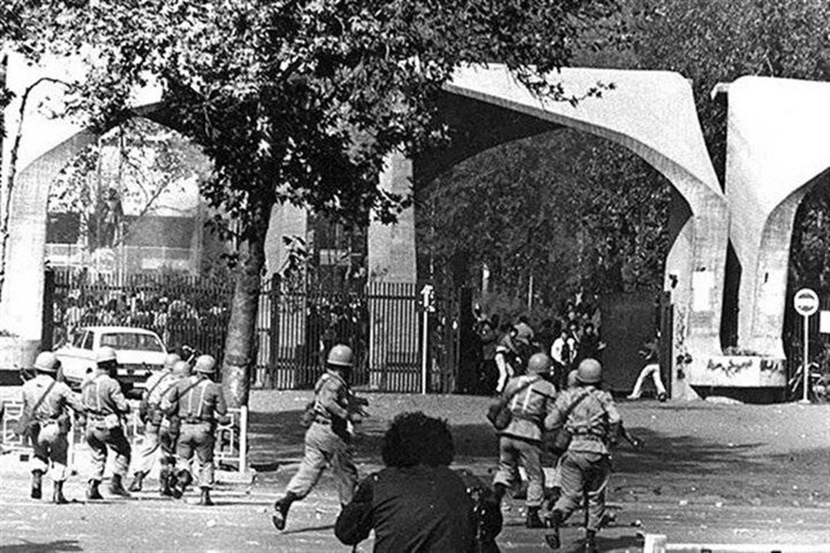 دانشجوها می‌خواستن مملکت بسازن، پهلوی اونا رو سرکوب کرد. حالا هواداراش پرچم می‌گیرن دستشون، ولی آرزوشون به گور می‌ره.
#وحوش_پهلوی #سلطنت_سیاه