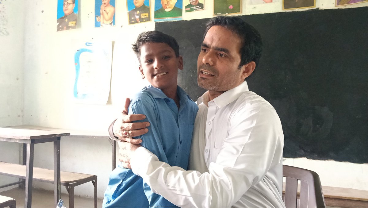 किताबों से परे, विश्वास का बंधन ❤️ 
#students #teachers #bond #highlight #trending