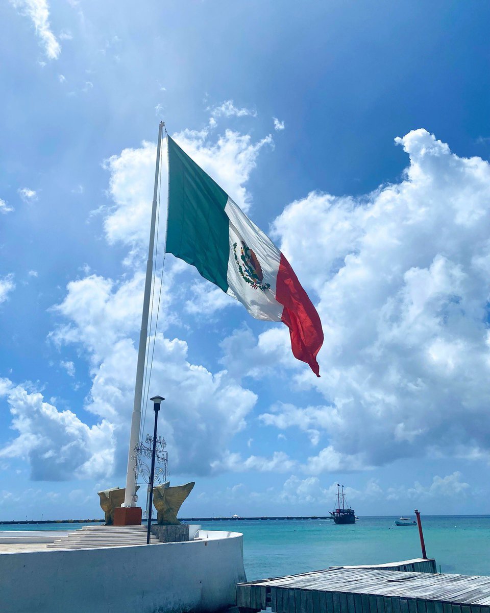 Hoy celebramos con orgullo uno de los símbolos que nos une como mexicanos: nuestra Bandera 🇲🇽

Colores que representan historia, fuerza y esperanza, y que ondean también en cada aventura que vivimos en Cozumel.

Hoy la honramos compartiendo lo mejor de nuestra tierra. ❤️🤍💚