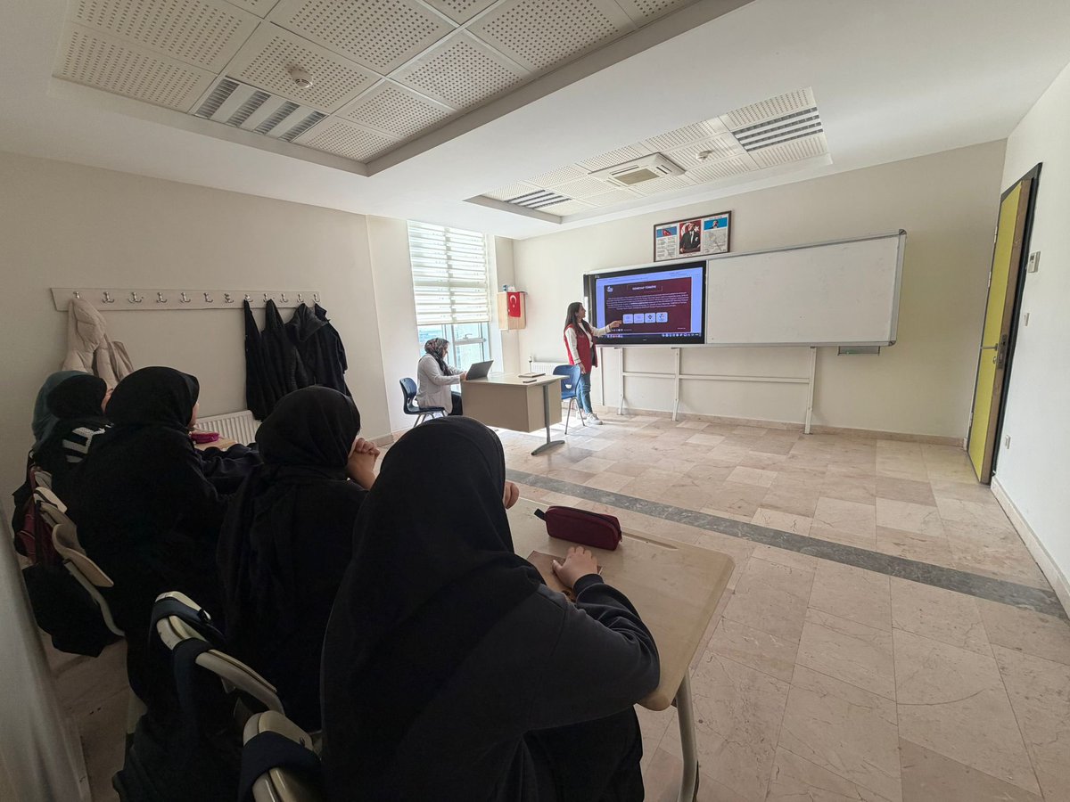 Bugün Şehit Metin Arslan Kız Anadolu İmam Hatip Lisesi ve Ortaokulunda gençlerimizle bir araya gelerek Deneyap Teknoloji Atölyesi tanıtımı gerçekleştirdik. 🚀🌟