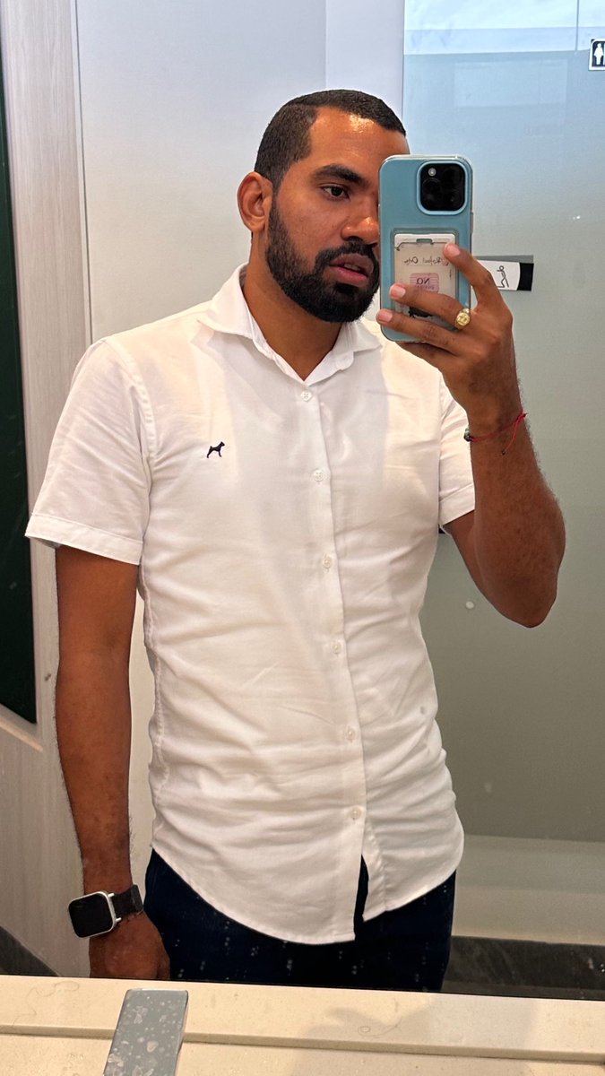 rog1997's tweet photo. De ves en cuando hay que ponerse una camisa y peinarse para ir a trabajar 🤭 https://t.co/lzMKlVCZz4