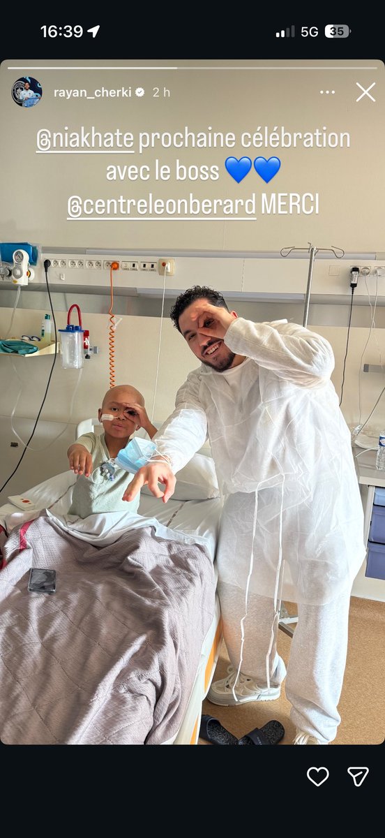 Rayan Cherki a passé du temps avec des enfants au Centre Léon Bérard de Lyon. ❤️‍🩹🫡

C’est un hôpital de soins et de recherche sur le cancer à Lyon. 🙏 

𝗜𝗹 𝗮 𝘀𝗮 𝗻𝗼𝘂𝘃𝗲𝗹𝗹𝗲 𝗰𝗲́𝗹𝗲́𝗯𝗿𝗮𝘁𝗶𝗼𝗻. 😁