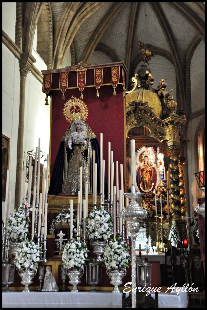 No veo a la gente tan exaltada cuando en Omnium Sanctorum tapan a la Reina de Todos los Santos con los cultos de Carmen y Javieres y pasa exactamente lo mismo que aquí.