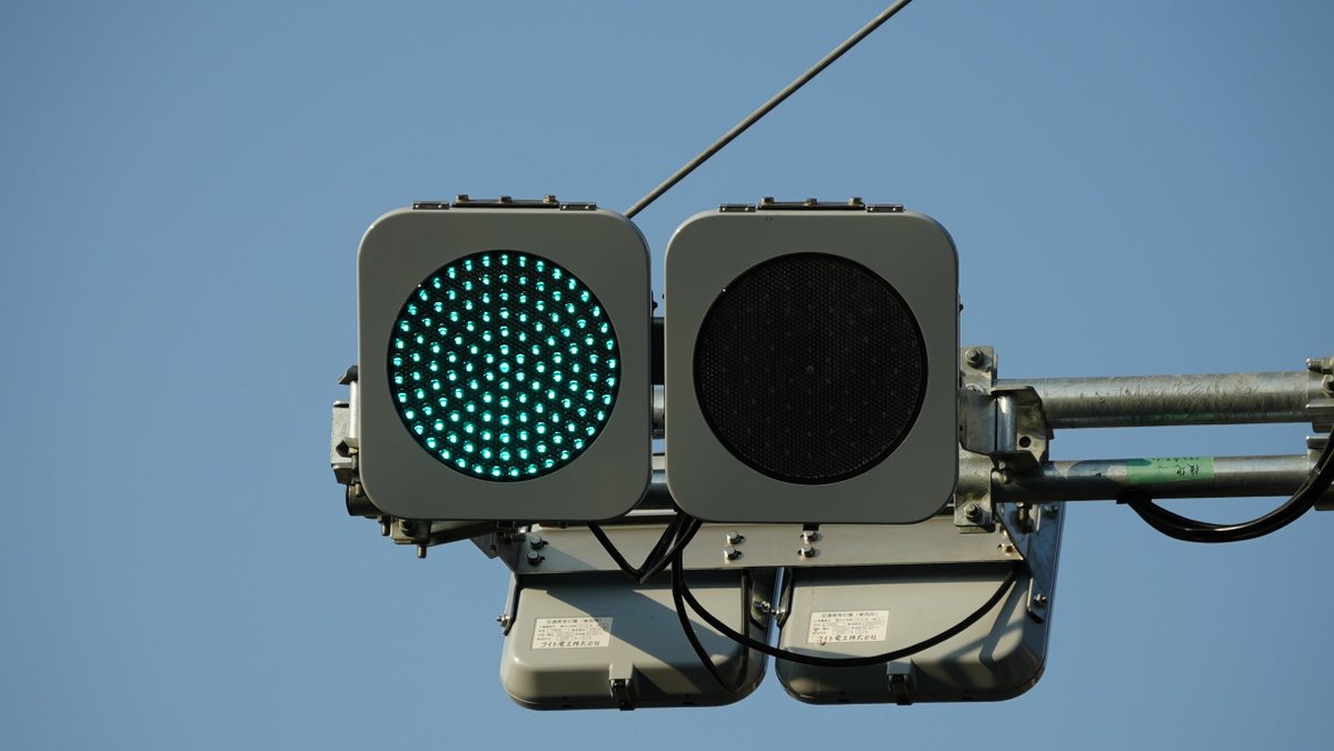 薄型(「ヘンな信号機」「信号機の世界」発売中) (@LED60590495