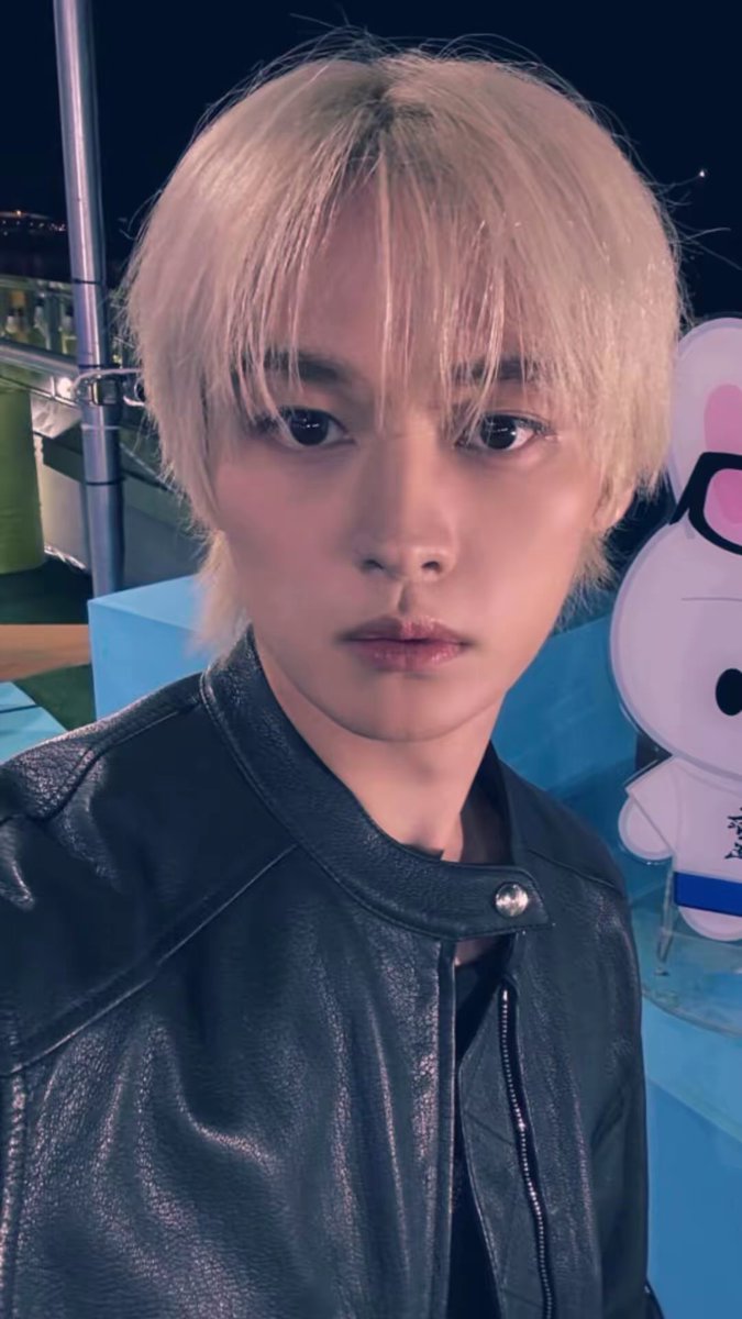 leeknowcovr's tweet photo. with the loml <3

[ #ssd #stayselcaday #leeknow #straykids @Stray_Kids ] https://t.co/bxW1GQjZyL