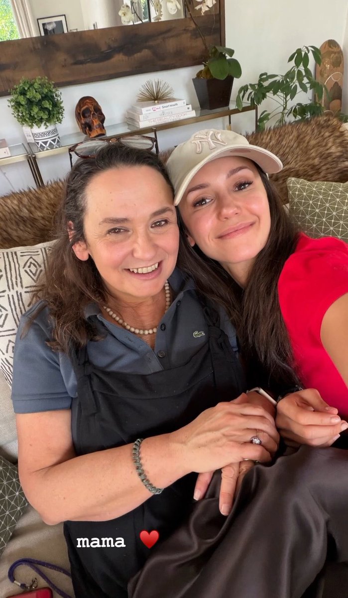LINDASSSS! ❤️
Nova foto de Nina Dobrev compartilhadas no Instagram Stories ao lado de sua mãe, Michaela.