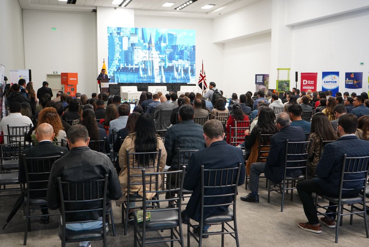 Aeropuerto_CUE's tweet photo. ¡Cuenca presente en el Foro de Turismo Responsable en Quito! 🇪🇨✨

El Alcalde de Cuenca, @czamoramatute, en conjunto con CORPAC y @CuencaTurismoEC, participan en el Centro de Convenciones Metropolitano para la promoción de la nueva ruta aérea Cuenca-Galápagos.
@MunicipioCuenca https://t.co/zudUdWgNGv