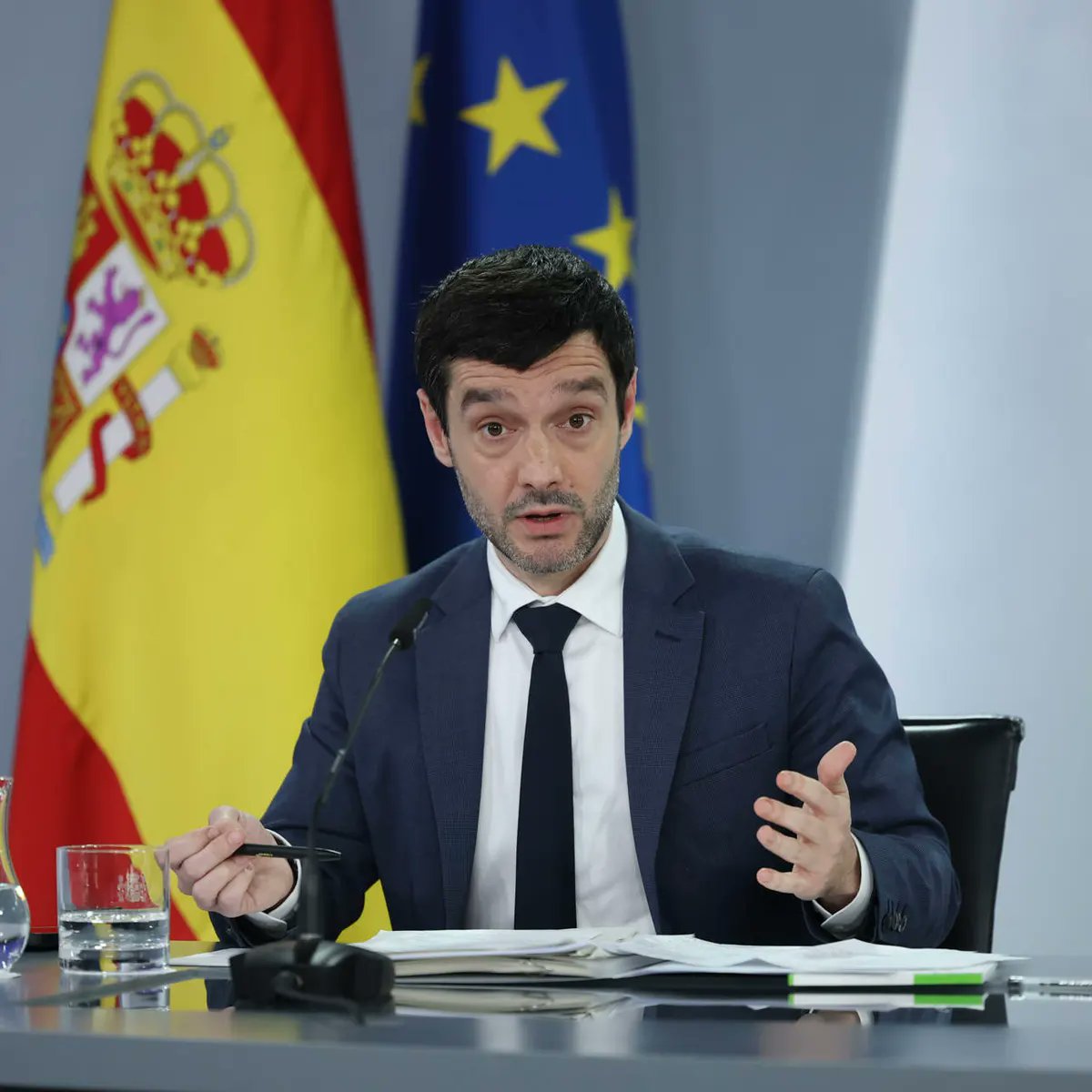 No os da la sensación de que, Bustinduy es como el tamagochi de los ministros?