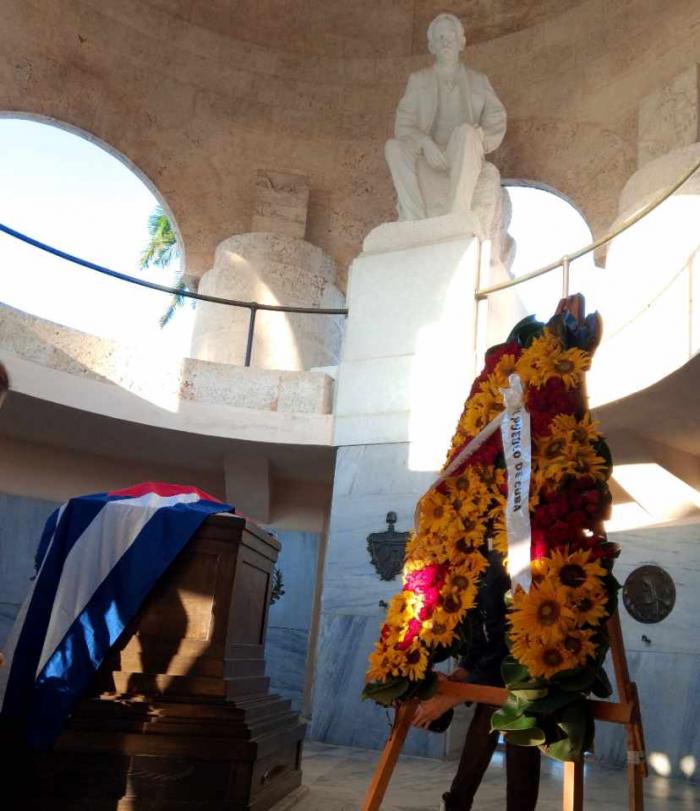 🗣️❗🇨🇺| ¡El nuestro siempre será el grito de Independencia o Muerte!

💐 Una ofrenda floral a nombre del pueblo de Cuba fue colocada en los predios del Mausoleo de José Martí a propósito del 131 aniversario del inicio de la bien llamada Guerra Necesaria.

acortar.link/j63Okn