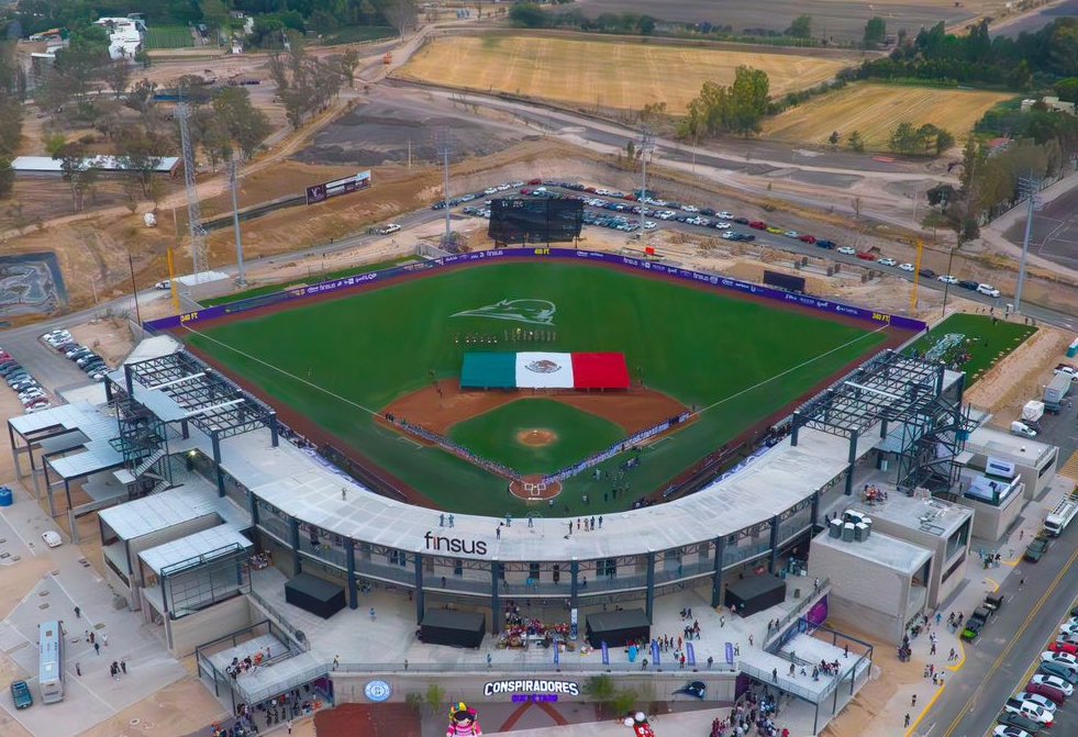 Hoy conmemoramos el #DíaDeLaBandera 🇲🇽

Más que un lábaro patrio, es identidad, memoria y futuro.

📸 José Alvirde