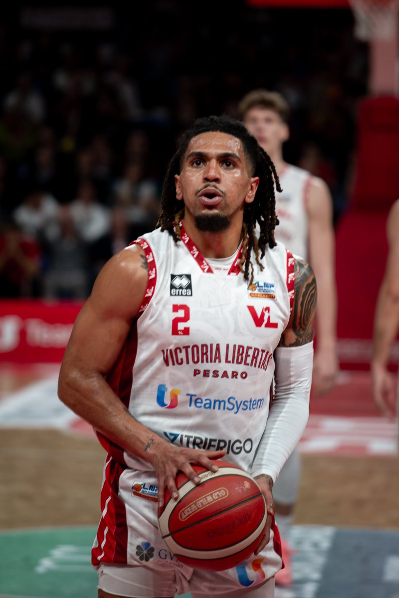 VLPesaro's tweet photo. #PesaroRimini #MagicSundayNight #Pureemotions #GreatWinnnn #PhAdisBacinovic 🏀🔥💪⚪🔴 https://t.co/lwJAaZmDBl