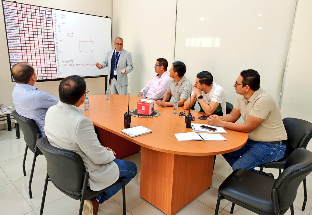 ecu911sambo's tweet photo. #LosRíos 
Representantes de la Cooperativa de Ahorro y Crédito San José realizaron una visita técnica al @ECU911_ en Babahoyo, con el objetivo de interoperar su sistema de videovigilancia con nuestra plataforma institucional para potenciar la seguridad en los exteriores de sus agencias y principales ejes viales.

@raulfalcont Jefe del Centro Local explicó los beneficios del trabajo articulado con la empresa privada para potenciar la capacidad operativa y optimiza los tiempos de respuesta en la gestión y atención de emergencias en territorio.

#LíneaÚnicaParaEmergencias