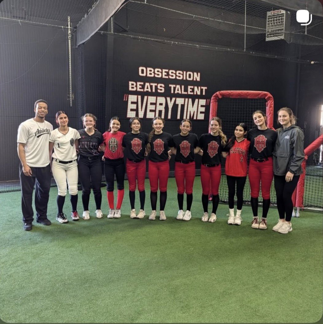 So happy to be able to train this very talented group of girls over winter. Good luck this season!!! <a href="/AHQ_DuPage/">Athletes HQ - DuPage</a>   #AHQdupage12u #AHQ