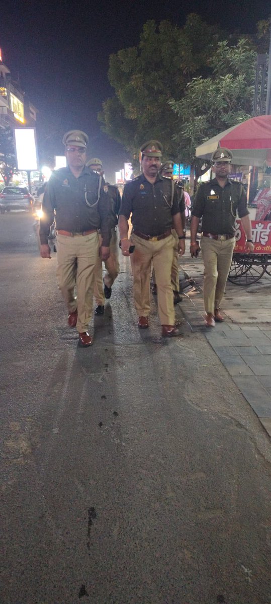 DCPCityAgra's tweet photo. .@DCPCityAgra के निर्देशन में #थाना_कमलानगर पुलिस द्वारा कानून एवं शांति व्यवस्था के दृष्टिगत तथा अपराधियों पर प्रभावी कार्यवाही हेतु क्षेत्र में संदिग्ध व्यक्ति/वाहनों की सघन चैकिंग व पैदल गस्त किया जा रहा है।
@Uppolice
@agrapolice
#FOOT_PATROLLING https://t.co/RT5QTo7ps3