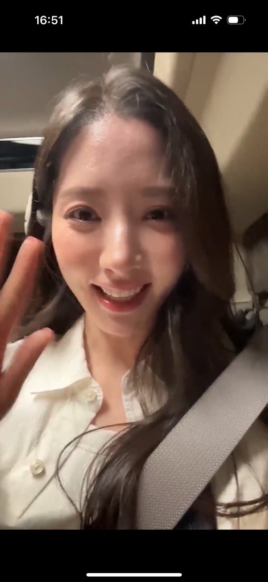 hotpotbona's tweet photo. jiyeonie figuring out bbl live exists was not on my 2026 bingo card 🫣 https://t.co/1Js9fC0RuW