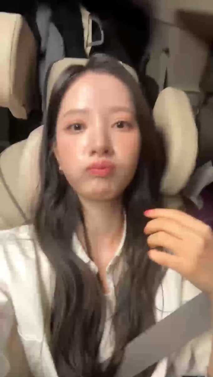 hotpotbona's tweet photo. jiyeonie figuring out bbl live exists was not on my 2026 bingo card 🫣 https://t.co/1Js9fC0RuW
