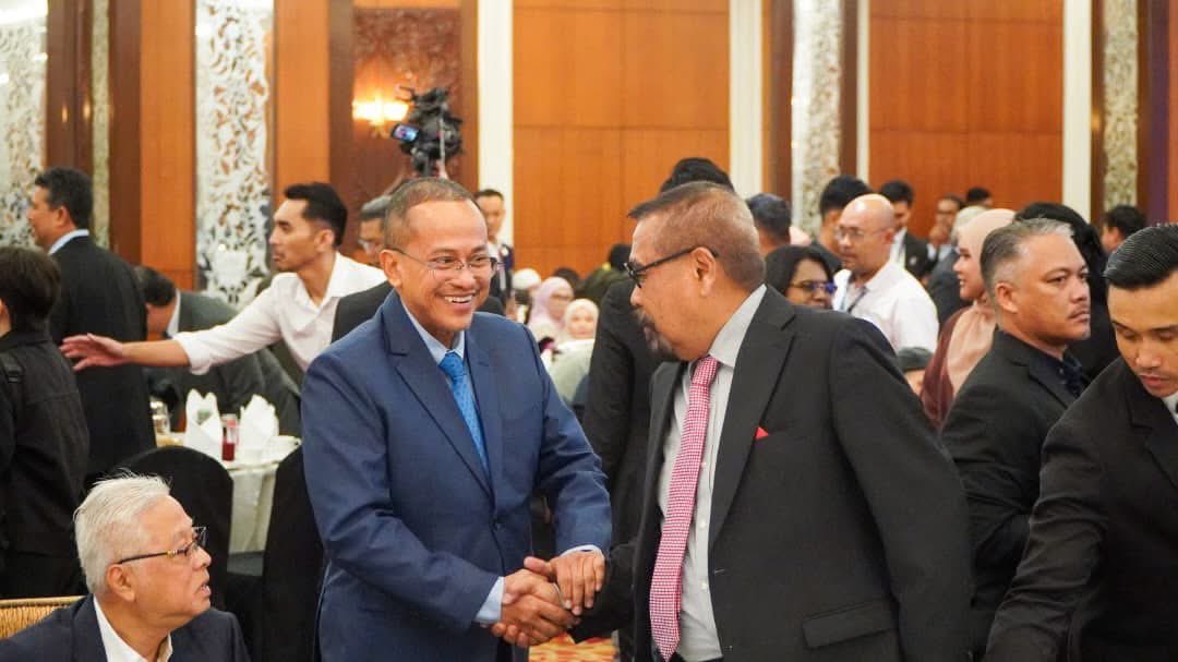 RamliMNor's tweet photo. Majlis ini bukan sahaja menjadi wadah mengeratkan ukhuwah dan silaturahim antara pemimpin, malah mencerminkan semangat kebersamaan serta perpaduan dalam menyemarakkan bulan Ramadan yang mulia. https://t.co/CTOqAY3irC