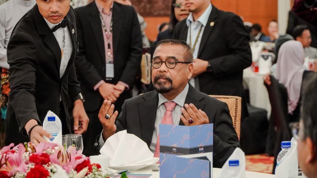 RamliMNor's tweet photo. Majlis ini bukan sahaja menjadi wadah mengeratkan ukhuwah dan silaturahim antara pemimpin, malah mencerminkan semangat kebersamaan serta perpaduan dalam menyemarakkan bulan Ramadan yang mulia. https://t.co/CTOqAY3irC