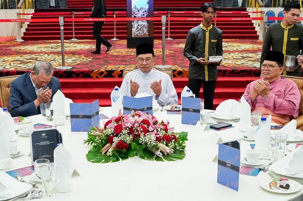 RamliMNor's tweet photo. Majlis ini bukan sahaja menjadi wadah mengeratkan ukhuwah dan silaturahim antara pemimpin, malah mencerminkan semangat kebersamaan serta perpaduan dalam menyemarakkan bulan Ramadan yang mulia. https://t.co/CTOqAY3irC