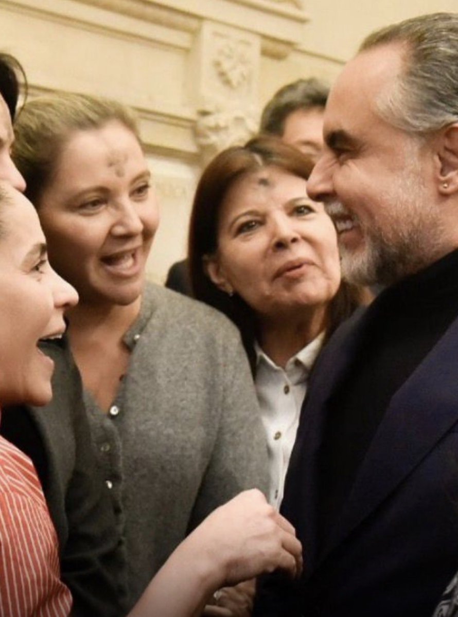 Aquí tienen a otra candidata que aplaude a Benedetti, se enchufó con Petro para aprobar su nefasta reforma a la salud y como si el descaro no fuera suficiente, ahora pretende repetir Congreso.  <a href="/sandraaristis/">Sandra Bibiana Aristizábal Saleg</a> es una vergüenza para los quindianos.