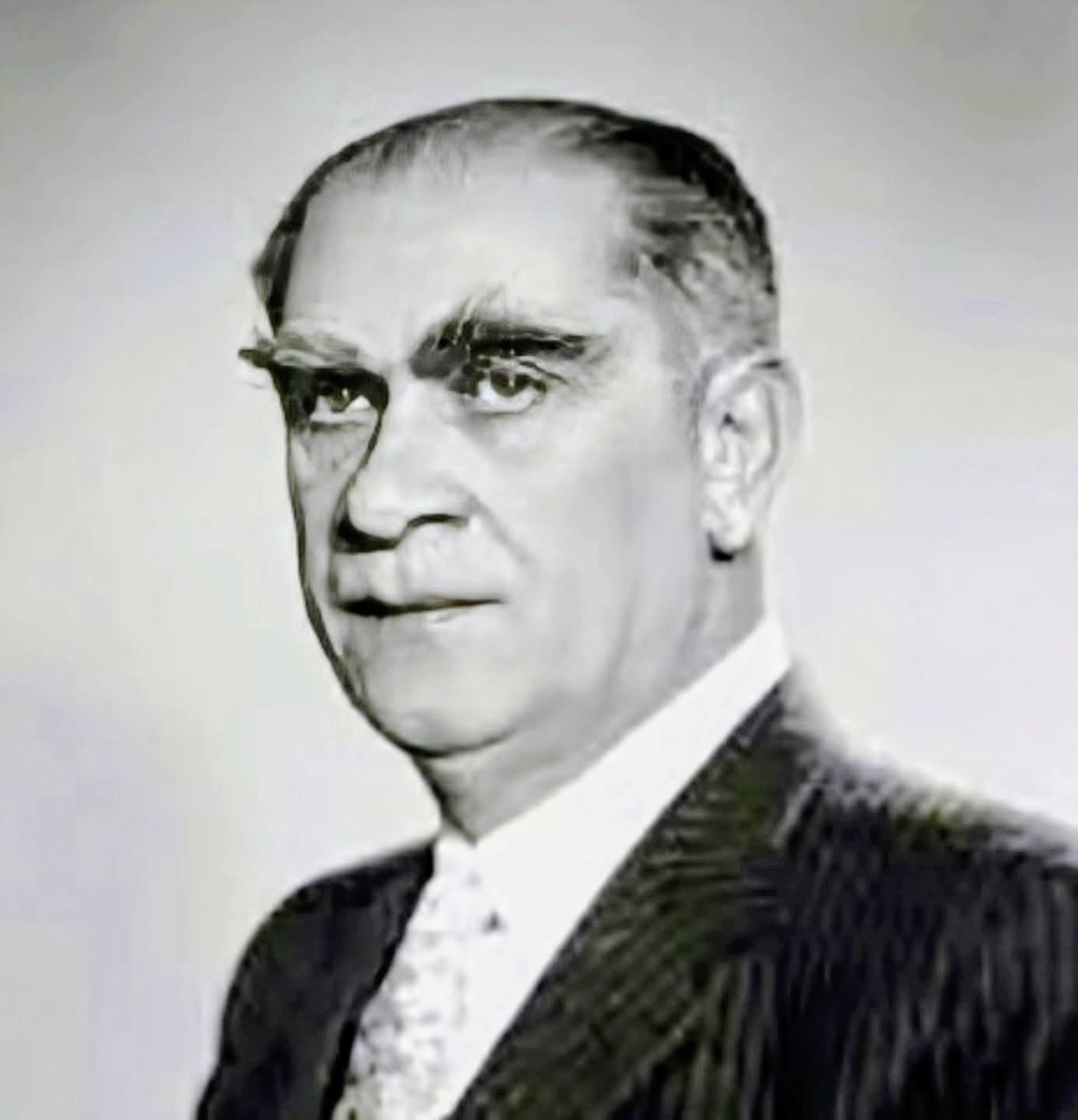 Atatürk devrimlerinin yılmaz savunucusu, köy enstitülerinin kurucusu, Milli Eğitim Bakanı, eğitimci Hasan Âlî YÜCEL'i vefatının 65. yılında saygıyla anıyorum.