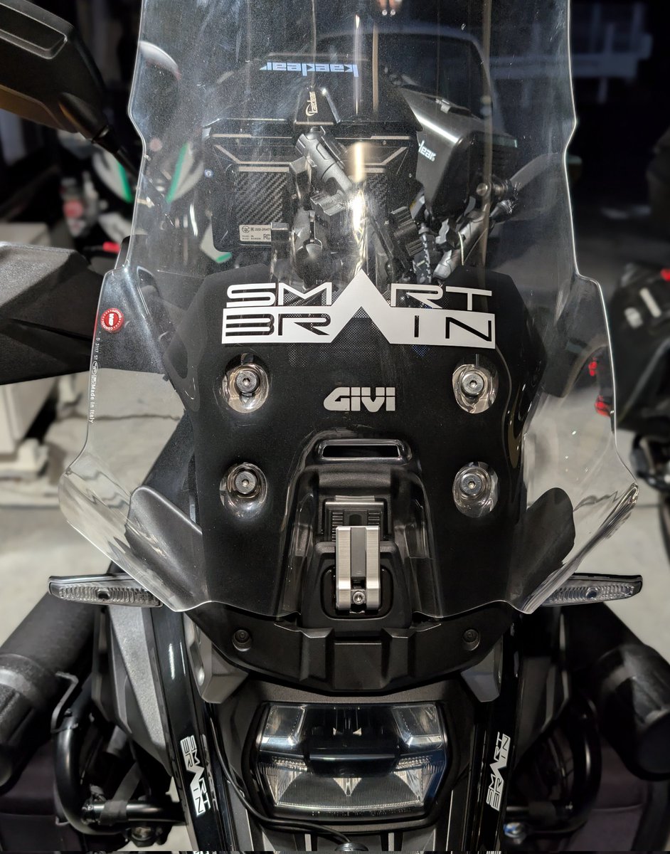 mmm_mina_mmm's tweet photo. だいたいSMART BRAIN社製です
おはようございます(^_-)-☆
#仮面ライダー555 #SMARTBRAIN
#Vストローム1050
#400X
#トリシティ155 https://t.co/h82bvuhXy2