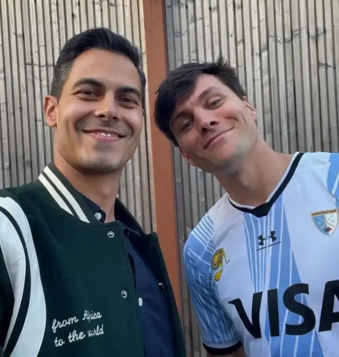 Ze zeggen hier in het kamp.. als de hond drie keer blaft en de mensen blijven liggen, dan is het niet de hond die gek is maar het dorp dat doof is geworden.. en zo ligt Nederland weer op de bank, dekentje tot aan de kin, afstandsbediening als scepter, terwijl boven hun hoofden