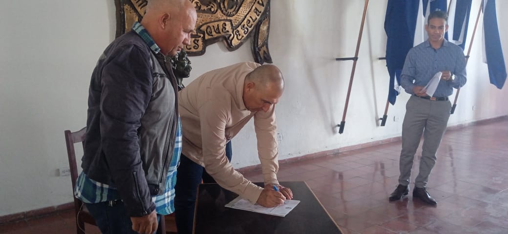 🇨🇺 Junto a nuestros combatientes siempre...

Firma de convenios de planes conjuntos de tareas de organizaciones e instituciones con la #ACRC. 

#CubaVencerá 

<a href="/Colina_CTCuba/">Miguel Colina</a> <a href="/LorenzoOsbel/">Osbel Lorenzo</a> @Dr