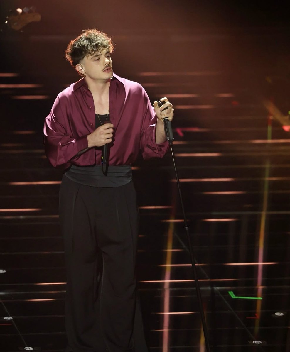 solenelletasche's tweet photo. per me la serata si è fermata a federico perchè ripensare che si è vestito come la serata finale dell'anno scorso per chiudere il cerchio per me una roba FOLLE #Sanremo2026 https://t.co/fhYGt9zrsR