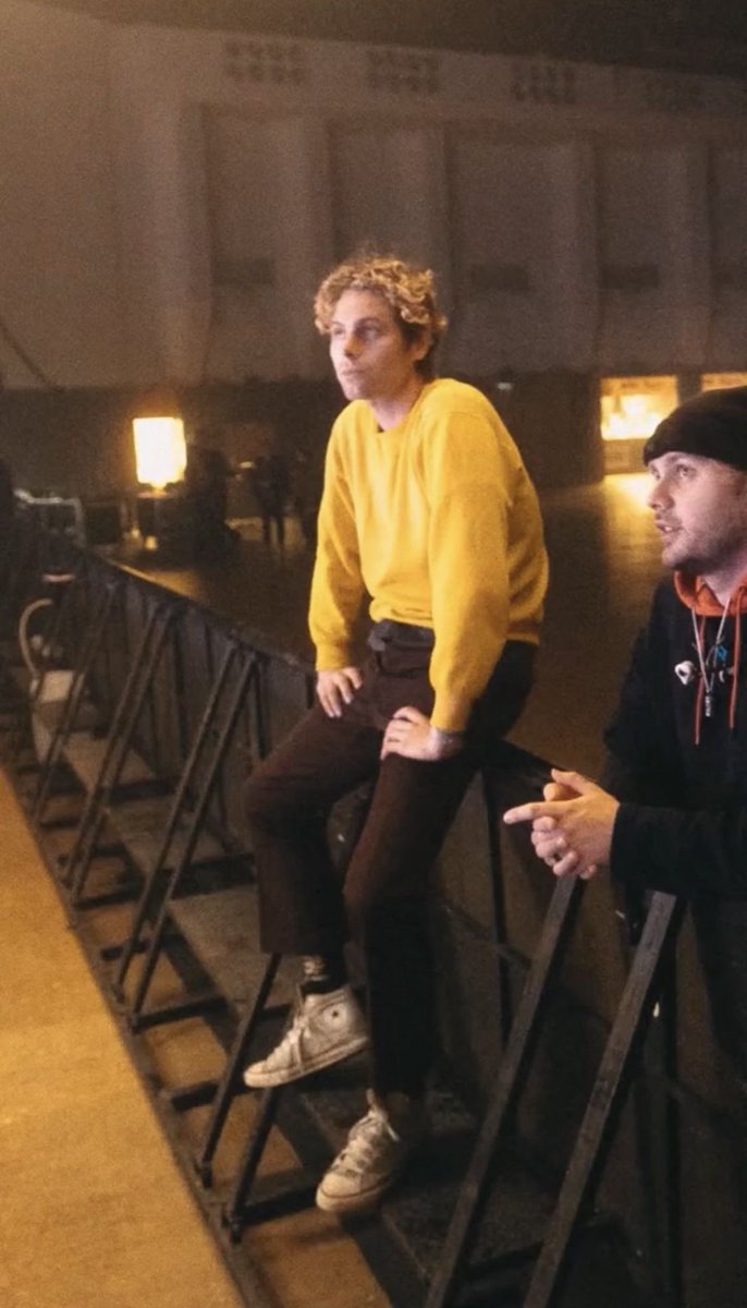 ﹫𝙙𝙚𝙫𝙤𝙣𝙠𝙣𝙞𝙜𝙝𝙩 uploaded a story. 

tour preps.