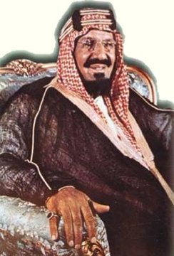 Awter9's tweet photo. كان الملك عبدالعزيز رحمه الله يتختم منذ بداية شبابه بخاتم فضي بيضاوي، له فص من العقيق، عليه اسمه (عبدالعزيز بن عبدالرحمن السعود) وفيه كسر قليل من جانبه
ولما مرض مرضه الأخير، أراد أطباؤه إجراء تخطيط كهربائي لقلبه، واضطروا إلى إبعاد كل جسم معدني عنه واستأذنوه في نزع خاتمه، فابتسم..  وقال -طيب الله ثراه-:
هذه أول مرة أنزع فيها هذا الخاتم من أصبعي.

فتأثر الأطباء لهذه الكلمة تأثرًا عميقا.