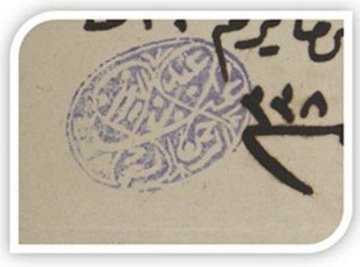 Awter9's tweet photo. كان الملك عبدالعزيز رحمه الله يتختم منذ بداية شبابه بخاتم فضي بيضاوي، له فص من العقيق، عليه اسمه (عبدالعزيز بن عبدالرحمن السعود) وفيه كسر قليل من جانبه
ولما مرض مرضه الأخير، أراد أطباؤه إجراء تخطيط كهربائي لقلبه، واضطروا إلى إبعاد كل جسم معدني عنه واستأذنوه في نزع خاتمه، فابتسم..  وقال -طيب الله ثراه-:
هذه أول مرة أنزع فيها هذا الخاتم من أصبعي.

فتأثر الأطباء لهذه الكلمة تأثرًا عميقا.