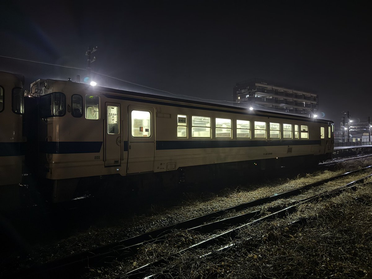 おはようございます。 朝の志布志駅です^_^ 今朝は強い雨です。待合室