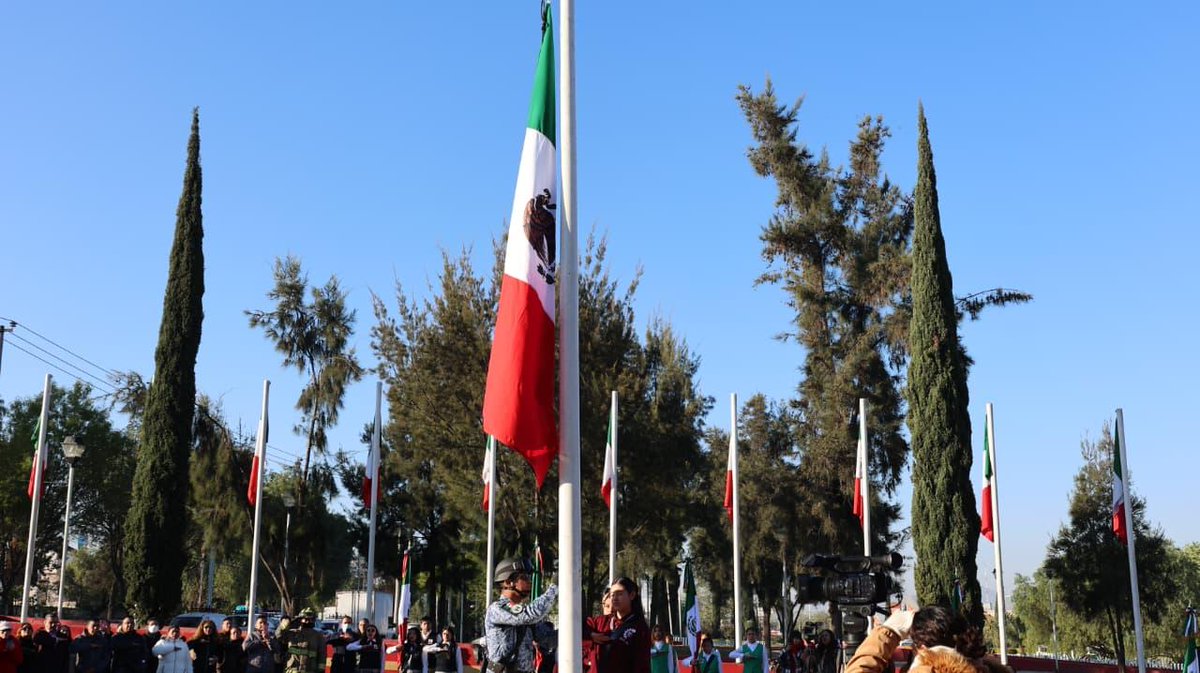 En Tecámac la alcaldesa <a href="/rosiwongromero/">Rosi Wong</a> encabezó la ceremonia de abanderamiento de escoltas como parte de la conmemoración del Día de la Bandera. Se realizó un minuto de silencio por los elementos de la <a href="/GN_MEXICO_/">Guardia Nacional</a> fallecidos en un operativo en Jalisco.  whatsapp.com/channel/0029Vb…