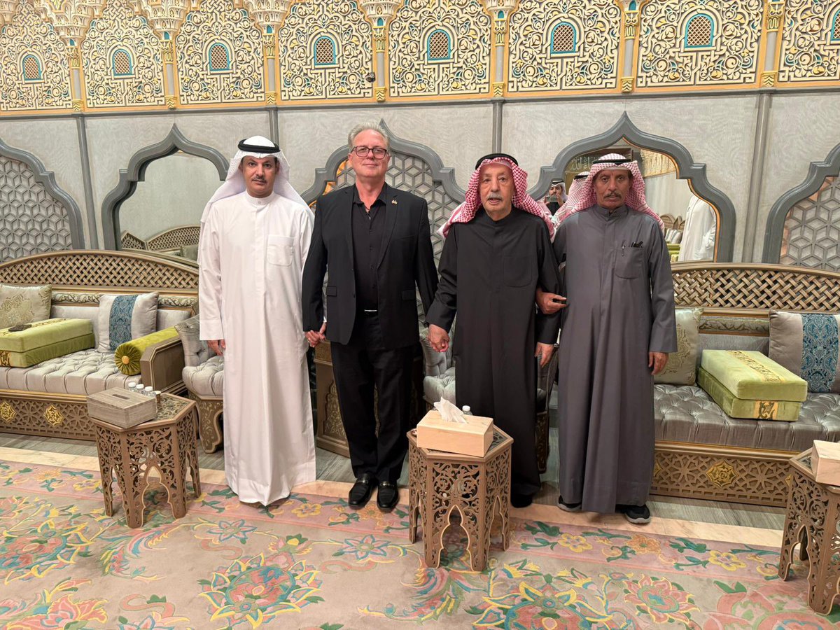زيارة سفير كندا لدى دولة الكويت لديوان أمير قبيلة العوازم الشيخ / فلاح عيد بن جامع.
#رمضان_2026 

whatsapp.com/channel/0029Va…