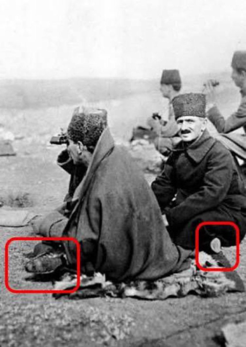 “O Akşam Hepimiz Aç Kaldık…”

“… O gün (10 Eylül 1921), Dua Tepe’de düşmanın iniltisini sevinç gözyaşları ile kutluyorduk…
 Mürettep Kolordumuzun Kurmay Başkanı Hayrullah Bey (Tümg. FİŞEK), bir akşam yemeği hazırlamıştı. Ortada cılız tavuk ile dört beş dilim siyah ekmekten