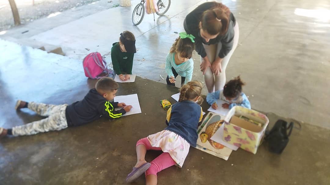 educarabos's tweet photo. El Consejo Popular Los Arabos impulsa el programa #EducaATuHijo, reafirmando el compromiso con la primera infancia. A través de actividades educativas y culturales, se fortalece la formación de valores y el desarrollo integral de los niños.  
#MatancerosEnVictoria 
#CubaMined https://t.co/ARplQ4X8Xu