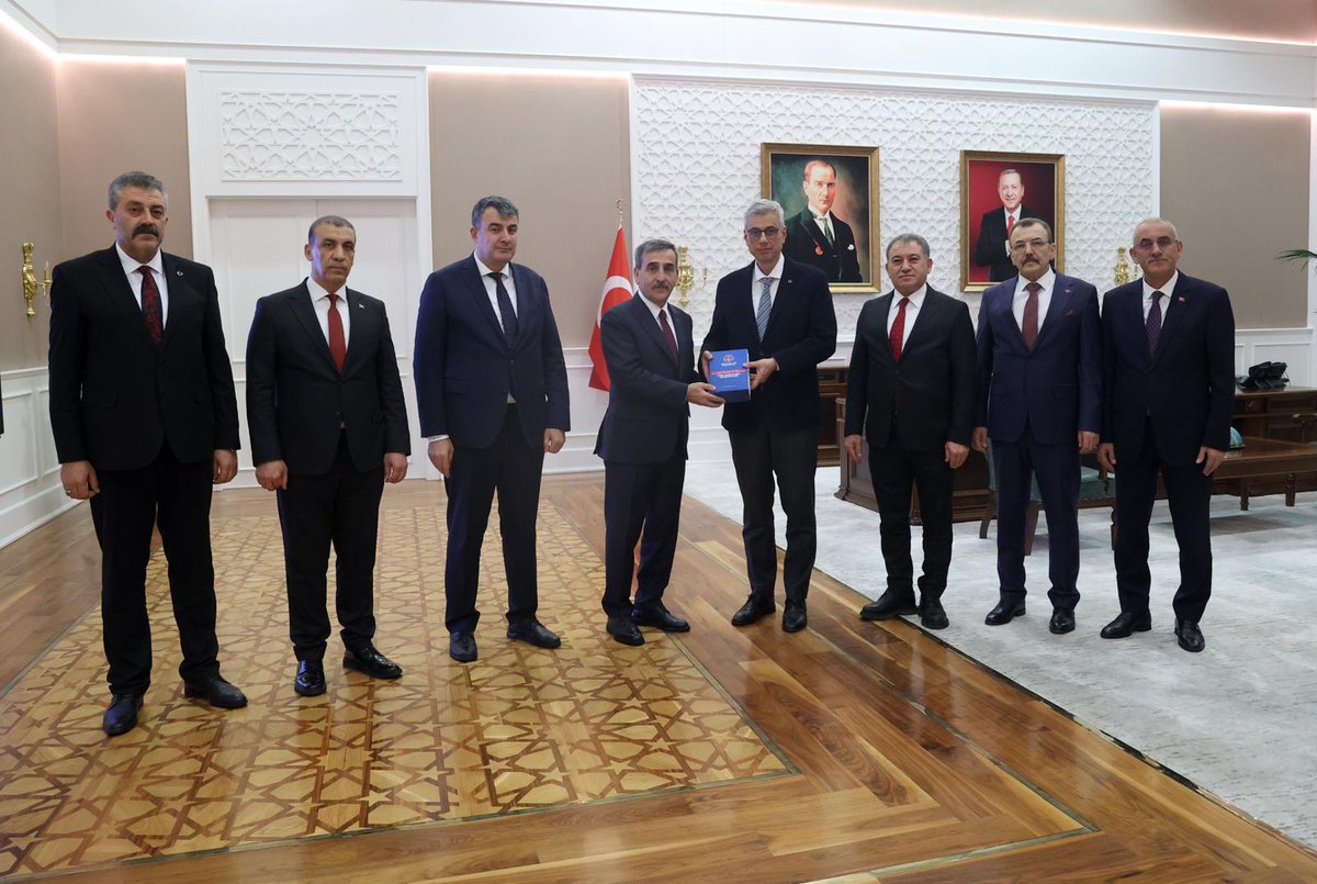 OnderKahveci's tweet photo. İftar sonrası sağlık çalışanlarımızı ziyaretimizin ardından,  Sağlık Bakanı Sayın Prof. Dr. Kemal Memişoğlu ile görüşerek sağlık çalışanlarının sorun ve beklentilerini kendilerine aktardık.

Ziyaretimizde; teşvik ödemelerinin artırılması, tüm ödemelerin emekliliğe yansıtılması,  nöbet ücretlerinin günümüz koşullarına göre düzenlenmesi, eş durumu ba��ta olmak üzere tayinlerde yaşanan mağduriyetlerin giderilmesi, hastanelere kreş yapılması, uzman hemşireliğin hayata geçirilmesi, aile hekimliğindeki kesintilerin sonlandırılması ve idari izinlerdeki mağduriyetlerin giderilmesi gibi talepleri gündeme getirerek, çalışanların sorun ve beklentilerini içeren kapsamlı bir raporu da kendilerine sunduk.

Sayın Bakan, çalışanların taleplerini aktarma noktasında her zaman katkılarımızı beklediklerini ifade ederek çözüm adına gerekli değerlendirmeleri yapacaklarını kaydetti. 

Nazik konukseverlikleri için kendilerine teşekkür ediyoruz. Sahanın sorunlarına hep birlikte çözüm üretme adına gayretimizi sürdüreceğiz.