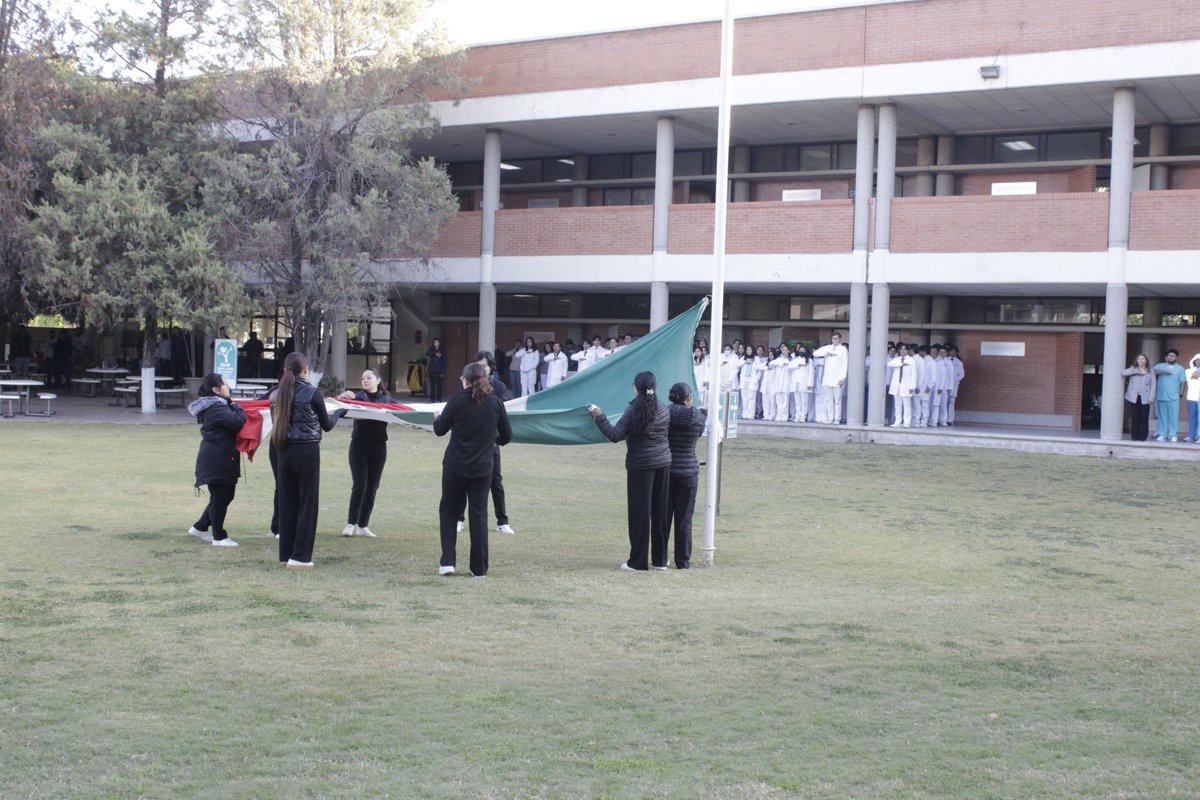 CEREMONIA DE IZAMIENTO DE BANDERA
En la Universidad Latina de México celebramos con orgullo uno de los símbolos patrios más significativos de nuestra nación: la Bandera de México, emblema de independencia, unidad y soberanía nacional.