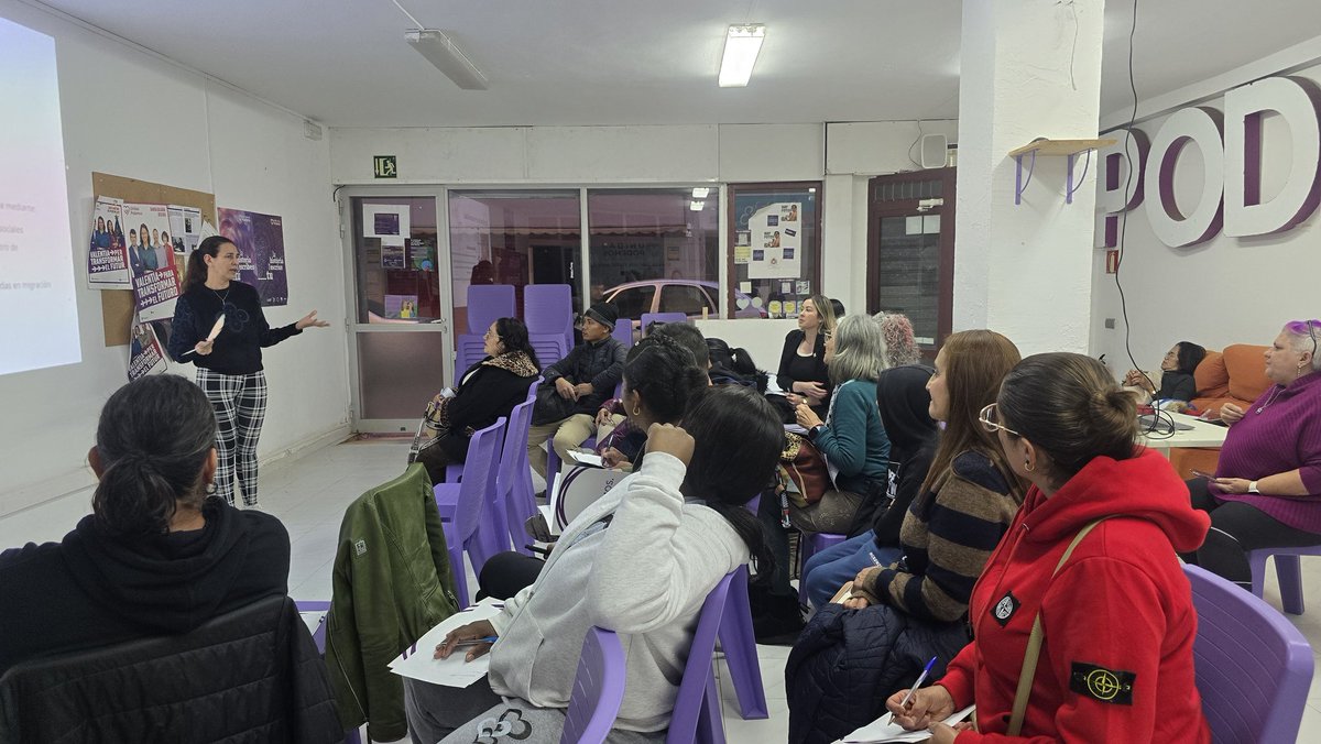 PodemEivissa's tweet photo. Hoy en la charla informativa sobre la regularización de inmigrantes, nuestra concejala en Vila Guadalupe Nauda ha resuelto las dudas de muchos asistentes. 
Estaremos en nuestra sede cada martes de 16.30 a 19.30 para resolver más dudas y para ayudar con el trámite.
#UnidasPodemos https://t.co/QT4wBulbRW