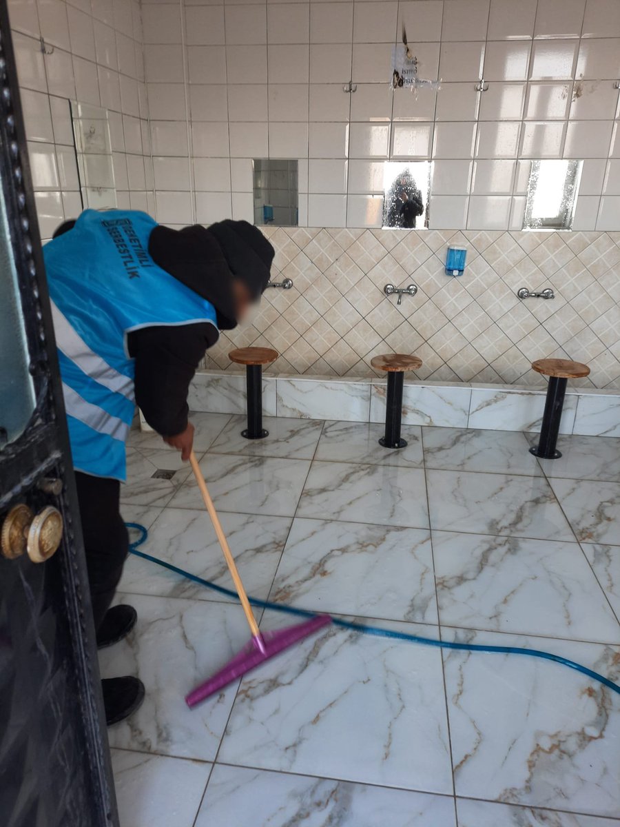 Develi Denetimli Serbestlik Müdürlüğümüzde Ramazan ayı münasebetiyle yükümlüler tarafından kamu hizmeti yükümlülüğü kapsamında Zöhre Ana Camii'nde temizlik hizmeti gerçekleştirilmiştir.