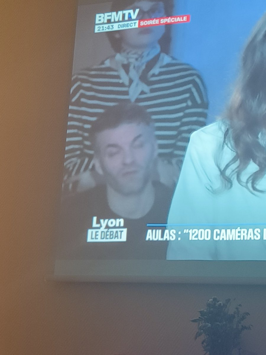 Ce gars est la plus grosse tête a claques que j'ai vu sur BFM cette année. Bel exploit.