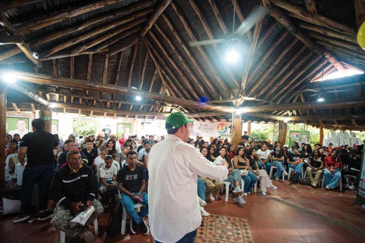 Gracias a Juan Nacimiento y Daniela Ovalle, líderes estudiantiles de la UPC. 
Aquí en su mayoría, hay estudiantes de la Universidad Popular, de la facultad de Licenciatura y Folclore.
Pelaos inquietos porque cada día mejoren las cosas en la UPC y que hayan oportunidades para los