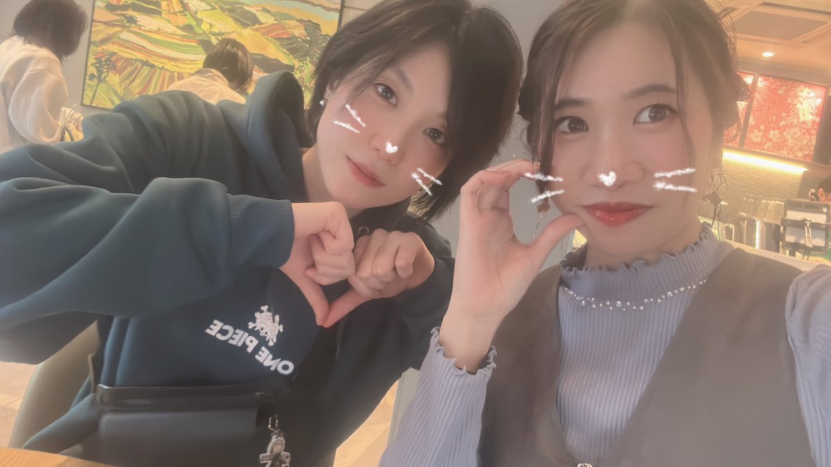 R_1005N's tweet photo. 昨日久しぶりにまなみちゃんと
会ってめっちゃ嬉しかった🥰
スタバ一緒に行ってまなみちゃんが
誕生日祝いやからって奢ってくれて
その時、プレゼントもくれて
めっちゃ優しすぎます🥺🫶
帰りの水買うのまで買ってくれて
まなみちゃんありがとうございました🥺
それで美味しかったです🤤☕️ https://t.co/OOBKKp7758
