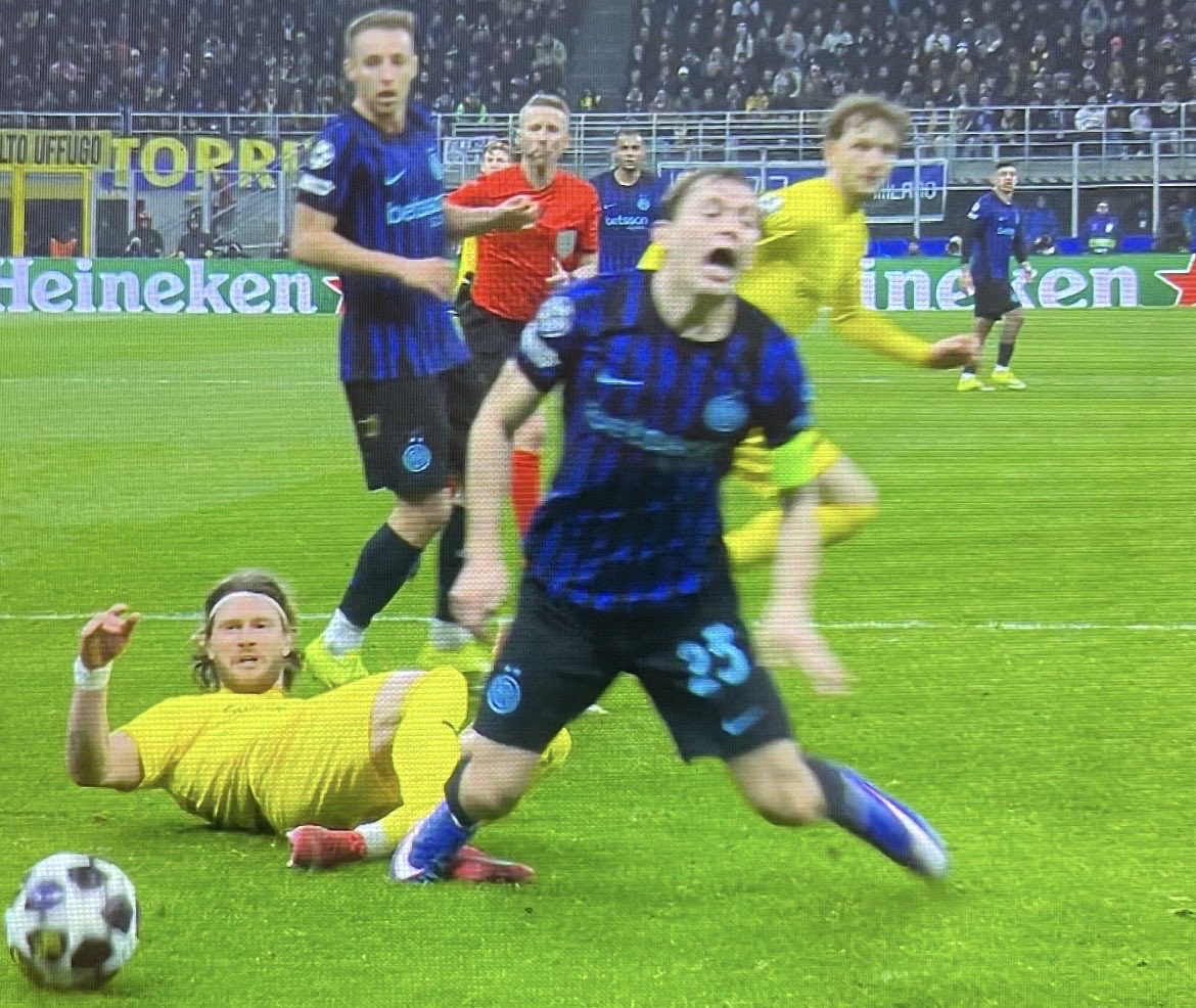 IoNonComproLaCalzetta tweet media