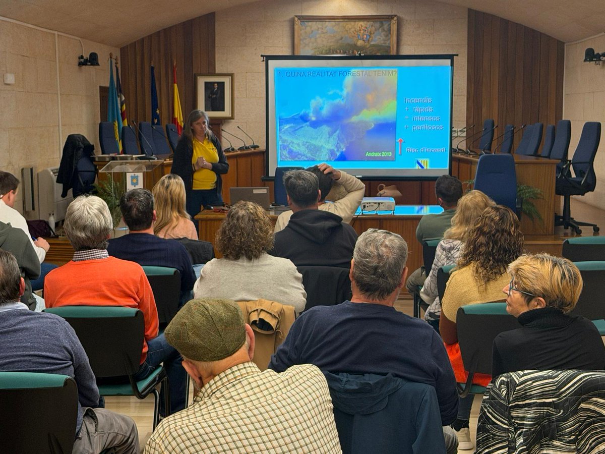 xarxaforestal's tweet photo. Hem participat avui a la presentació del Pla d'actuació local de prevenció d'incendis forestals d'Andratx (PAL), juntament amb @gestambientalIB 
La corresponsabilitat en la prevenció d'incendis forestals és cosa de tots!
Enhorabona @AjAndratx !
#PrevenirésActuar!
🌳🌲🔥 https://t.co/z4JHwKvdoo