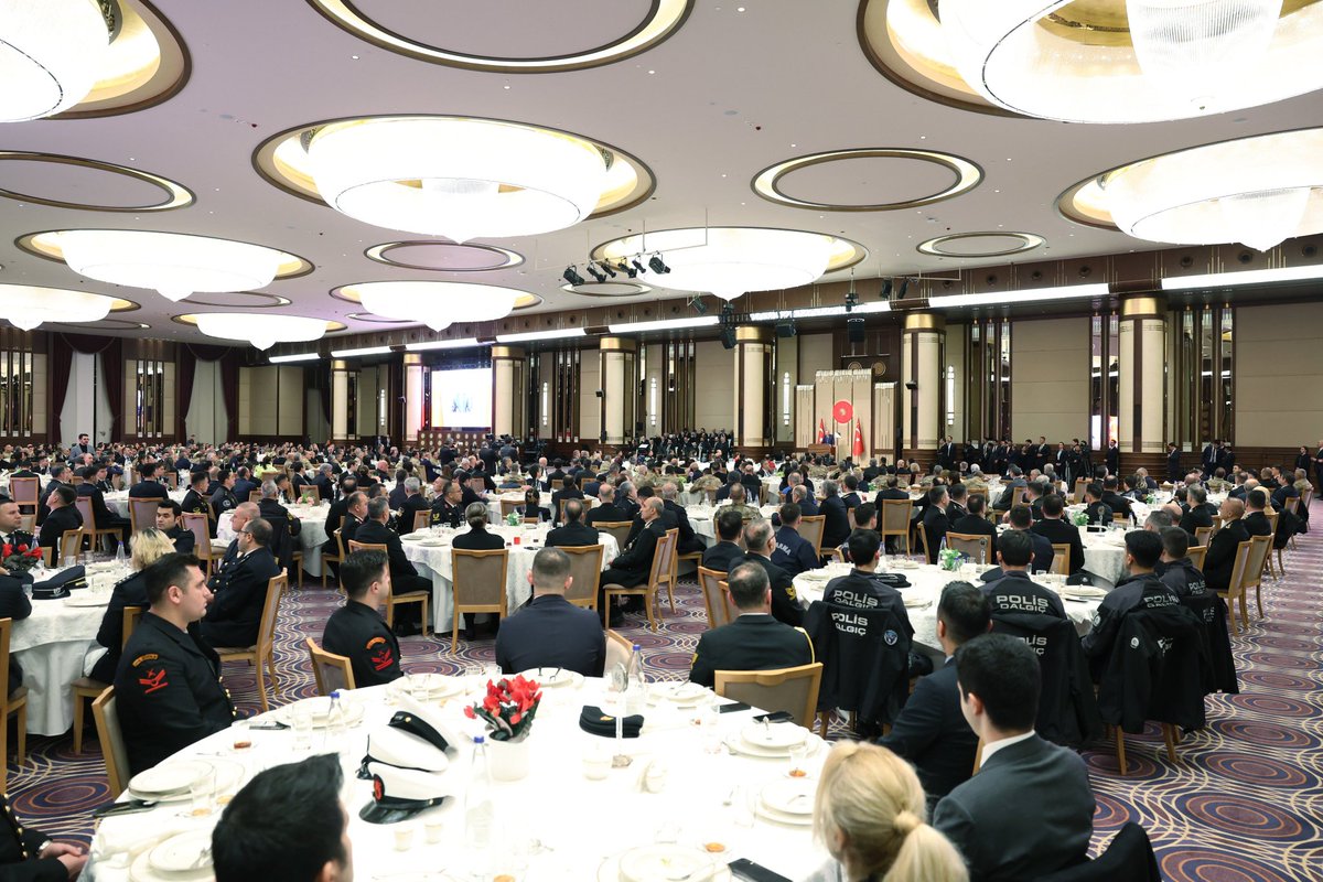 Sayın Cumhurbaşkanımız <a href="/RTErdogan/">Recep Tayyip Erdoğan</a> Beştepe Millet Sergi Salonu'nda polis, jandarma, sahil güvenlik personeli ve güvenlik korucuları için düzenlenen iftar programına katıldı.
<a href="/MahinurOzdemir/">Mahinur Özdemir Göktaş</a> 
<a href="/abuyukgumus/">Ahmet Büyükgümüş</a>
<a href="/MustafaAlkayis/">Av. Mustafa Alkayış</a>
<a href="/alicelik_64/">Ali Çelik</a> 
<a href="/byildiz63/">Bahattin Yıldız 🇹🇷</a> 
<a href="/KayaZeydin/">Av. Zeydin KAYA</a> 
<a href="/BurhanYASAR30/">Burhan YAŞAR</a>